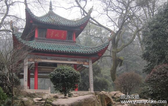 爱晚亭是怎么来的，爱晚亭名字的由来介绍(源自杜牧的山行)
