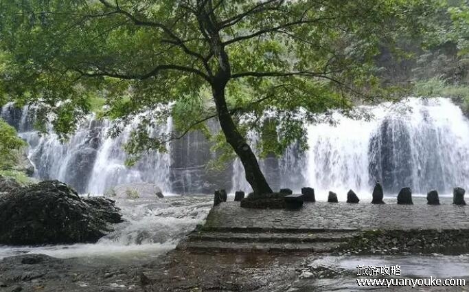 百丈漈在哪里，在浙江省温州市文成县(瀑布风景十分壮观)