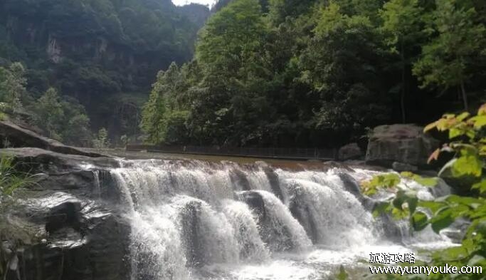 百丈漈在哪里，在浙江省温州市文成县(瀑布风景十分壮观)