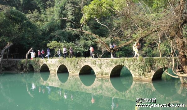 荔波小七孔位于贵州哪里，在贵州荔波县(被称为地球上的绿宝石)