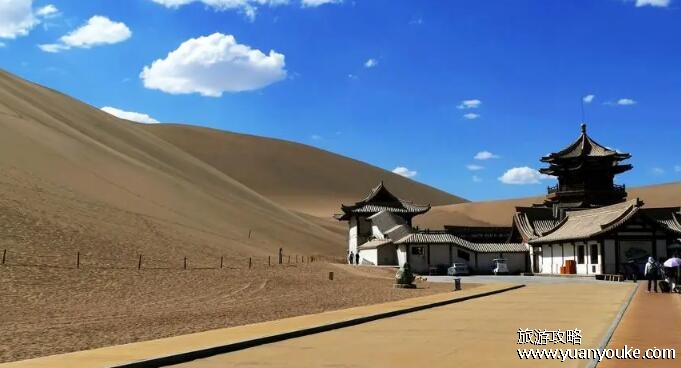 鸣沙山在哪个省哪个市，甘肃省敦煌市(风吹过山时会有特殊声音)