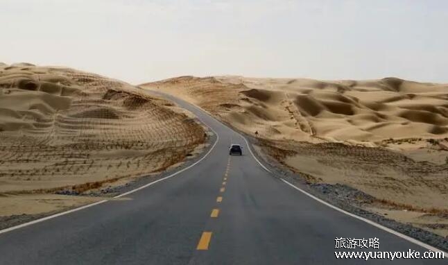塔里木沙漠公路风景美吗，很适合自驾游(沙漠中的绿色通道)