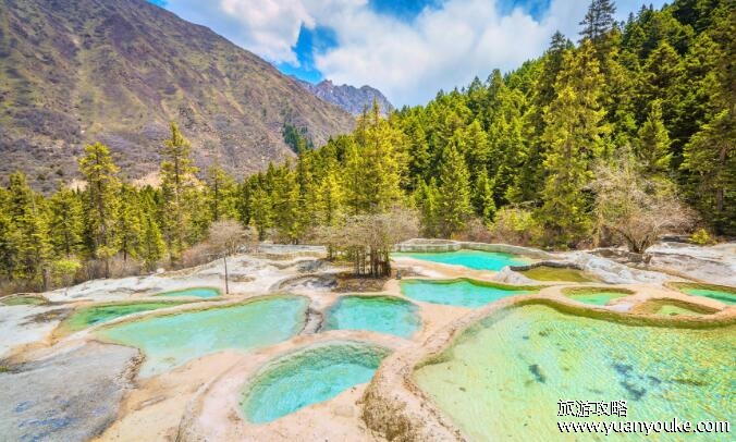 黄龙风景名胜区海拔多少，3900米左右(黄龙倒影景观非常奇特)