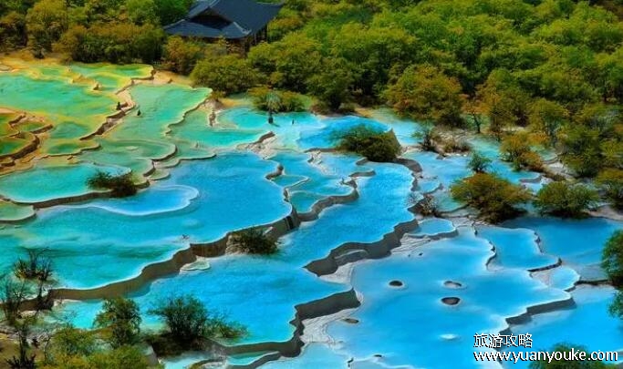 黄龙风景名胜区海拔多少，3900米左右(黄龙倒影景观非常奇特)