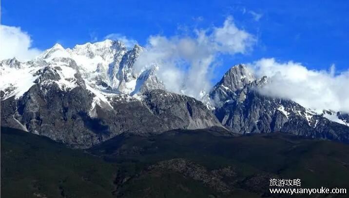 玉龙雪山海拔多高，5596米(云海之上的玉龙雪山风景美不胜收)