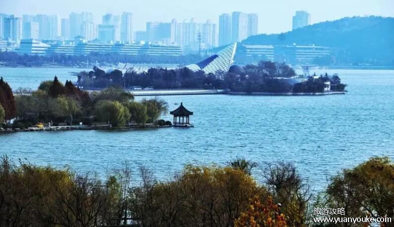 云龙湖是人工湖还是天然湖，是天然湖泊(晋代张载凿渠引水而成)