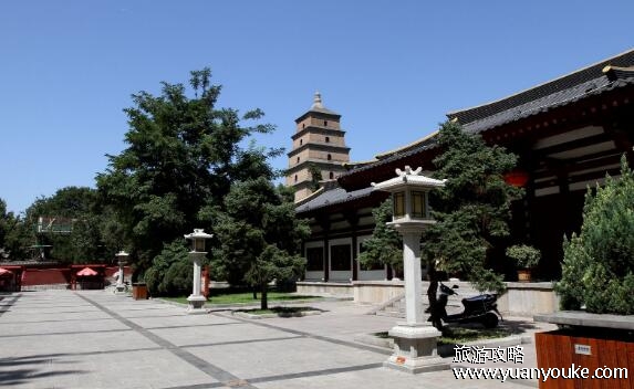 大慈恩寺和大雁塔是一个地方吗，距离很近但不是同一个地方