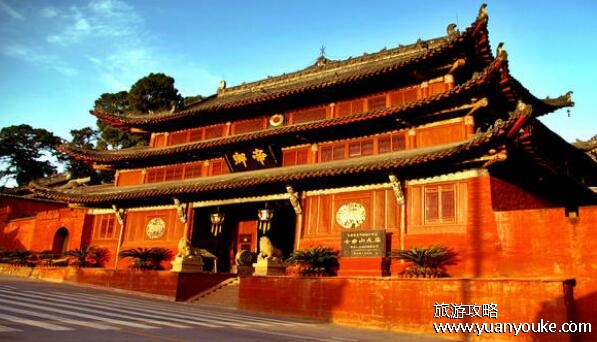 七曲山大庙供奉是什么菩萨，是文昌帝君(智慧和权力的象征)