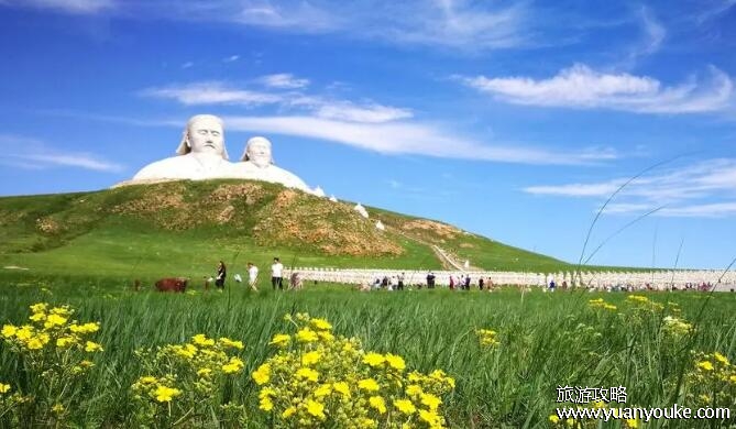 乌拉盖草原在内蒙古什么地方，在锡林郭勒盟(广袤壮美的草原)