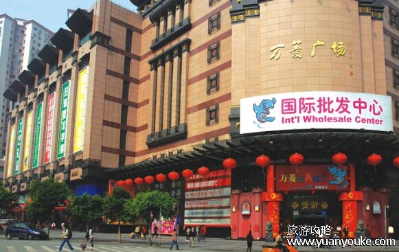 万菱广场在地铁哪个出口，在B2出口(去其他地方也都非常方便)