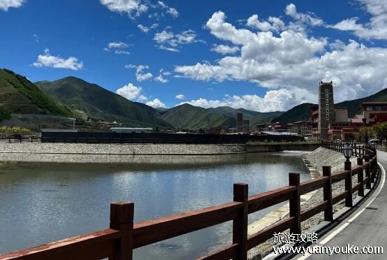 新都桥海拔是多少米，3500米左右(风景壮观的美丽景点)