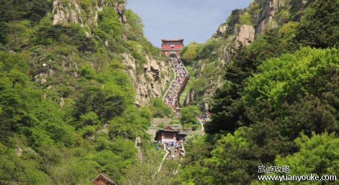 泰山在哪里个城市哪个省，山东省泰安市(中国最宏伟的山岳之一)