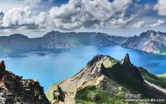 长白山是活火山吗，是(经历三次喷发被认为是最危险的火山之一)