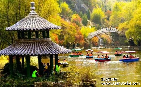红叶谷旅游景区在哪里，山东济南历城区(秋季这里的景点最美)