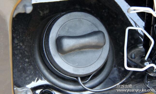 剩下的油还能走多远，受多个因素影响(汽车手册有剩余油量标准)