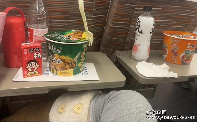 高铁上可以吃泡面吗，可以但不建议(正确处理泡面垃圾的方法)