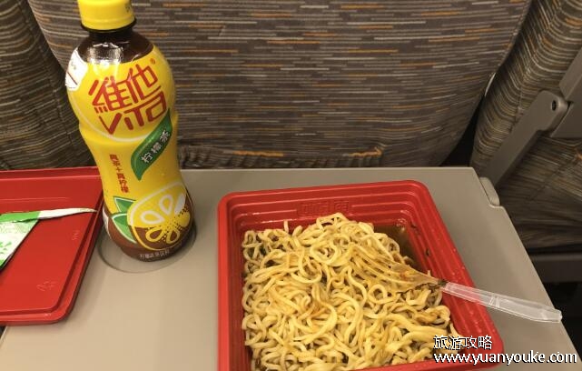高铁上可以吃泡面吗，可以但不建议(正确处理泡面垃圾的方法)