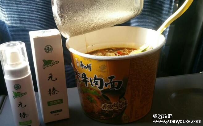 高铁上可以吃泡面吗，可以但不建议(正确处理泡面垃圾的方法)