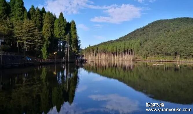 月亮湖海拔多少米高，海拔高度在900米左右(不会出现高原反应)