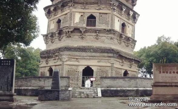 虎丘塔为什么斜而不倒，倾斜幅度没达到倒塌的程度(结构稳固)