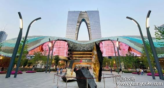 东方之门里面是干嘛的，是一座商品琳琅满目的顶级购物天堂