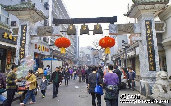 武汉户部巷好玩吗，武汉旅游必去景点之一(历史悠久的美食商业街)