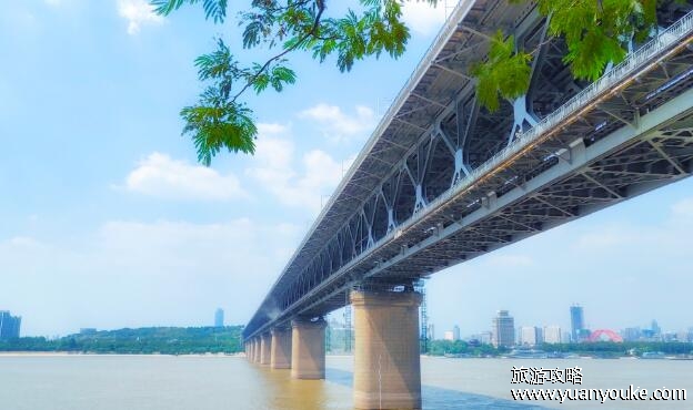 武汉长江大桥全长多少米，全长1670米(长江上的第一座桥)