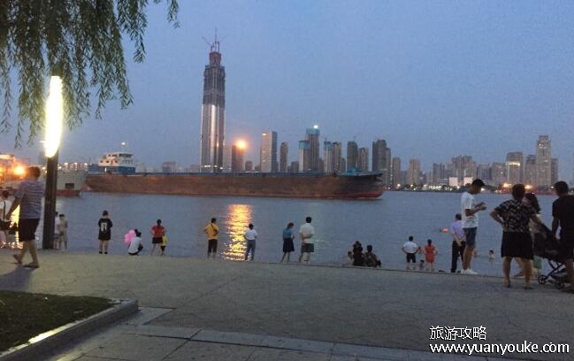 汉口江滩有什么好玩的，壮观的江景是其最大特色(娱乐项目众多)