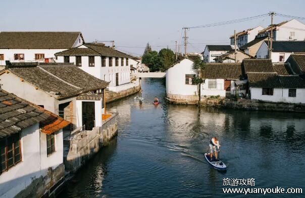 上海金泽古镇好玩吗，是一个优美的旅游胜地(交通十分便利)