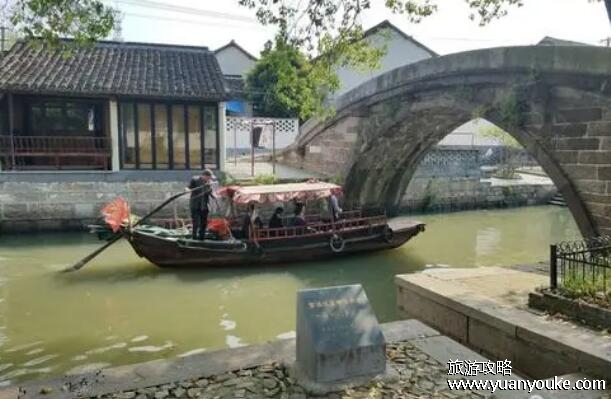 上海金泽古镇好玩吗，是一个优美的旅游胜地(交通十分便利)