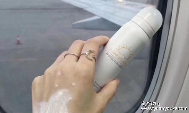 防晒喷雾可以带上飞机吗，一瓶不超过100ml没有易燃易爆炸标识的可带