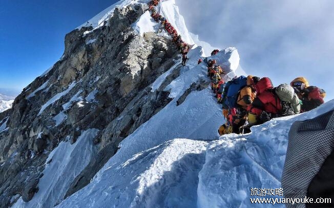 珠穆朗玛峰在哪个国家，北部属于中国南部属于尼泊尔(门票和卫生费用)
