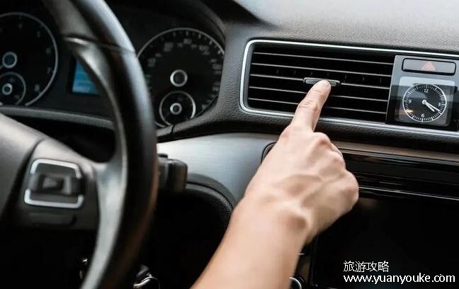 夏天开车应该多注意什么，打火机/充电宝/香水留在车内容易发生爆炸