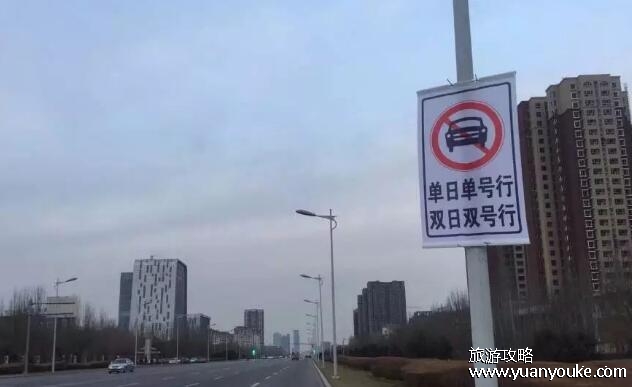 忘了车限号开了一天罚多少钱，100元或者200元(各地标准不一样)