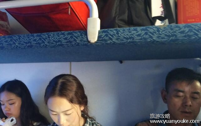 硬卧代硬座是什么意思，硬卧上铺放行李下铺坐人(一个下铺坐4个人)
