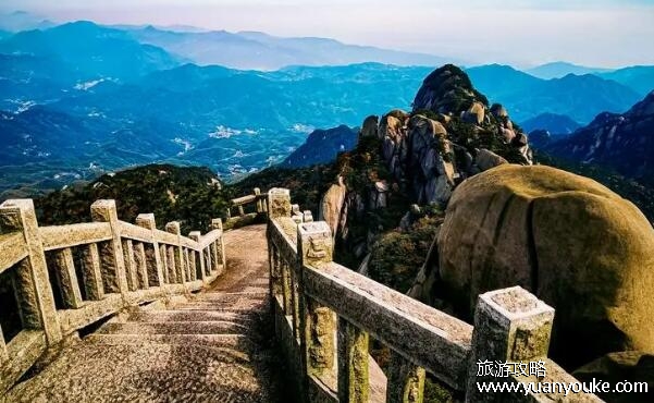 长泰天柱山海拔多少米高，1489.8米(云海缭绕的独特景点)