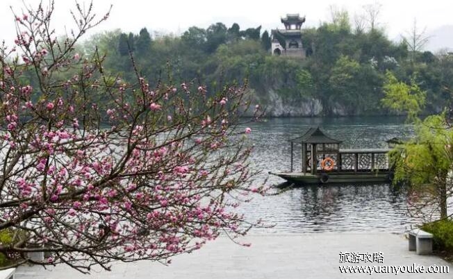 桃花潭在哪里，安徽省宣城市泾县西边40公里处(众多旅游景点)