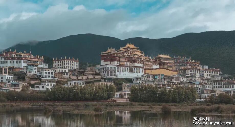松赞林寺在哪里，在云南的香格里拉(香格里拉最著名的佛教寺庙)