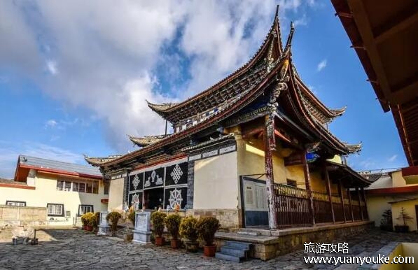 独克宗古城海拔多少米，海拔3300多米(藏式建筑和文化遗产众多)