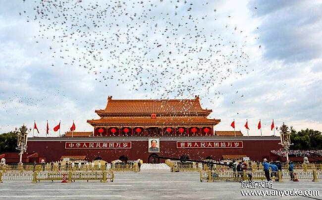 天安门广场面积是多少，占地总面积44万平方米(容纳100万人不是问题)