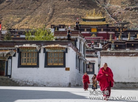 扎什伦布寺在哪里，在西藏日喀则市(寺院内艺术品精妙绝伦)