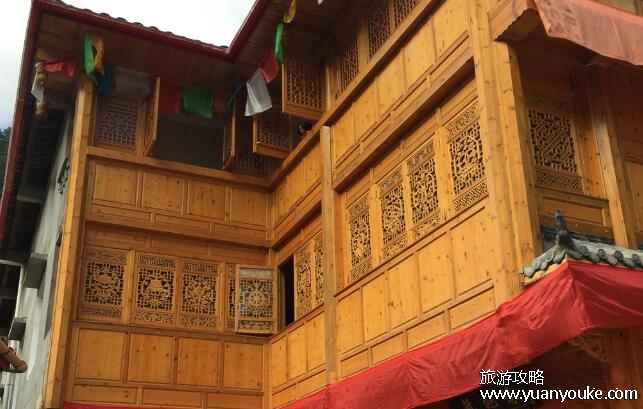 九寨沟内有住宿吗，村寨的藏民设有民宿(但官方不准留宿景区内)