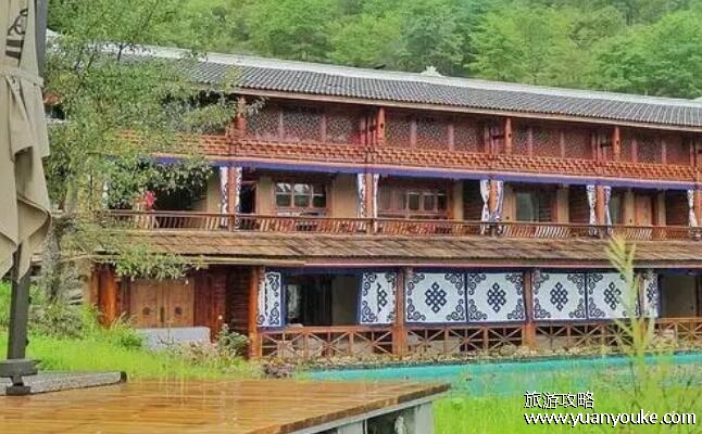 九寨沟内有住宿吗，村寨的藏民设有民宿(但官方不准留宿景区内)