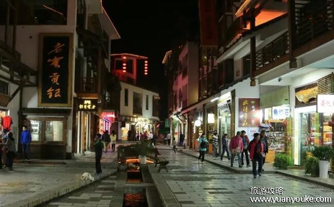 张家界旅游住宿在哪里方便，三个住宿最佳的地方(武陵源距离其他景区近)