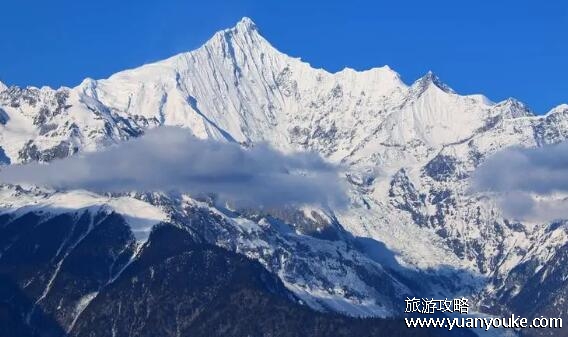 梅里雪山海拔多少米高，6740米(云南最美的雪山之一)