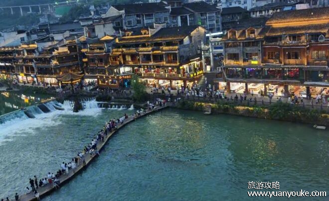 凤凰古城攻略最佳旅游攻略，打卡之地和必吃美食(古城内可以还价)