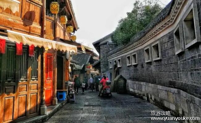 贵阳旅游攻略必玩的景点，西江千户苗寨的夜景堪称仙境
