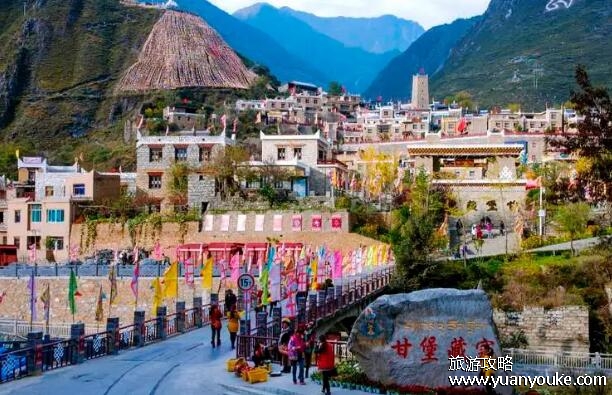 甘堡藏寨海拔多少米，1800米左右(云雾缭绕的美丽景点)