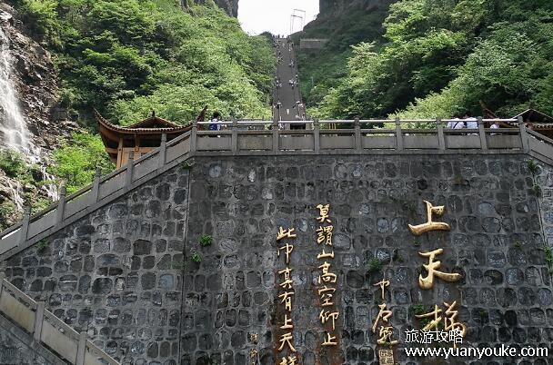 天门山在哪里，湖南省张家界市永定区(天门山索道单程将近30分钟)