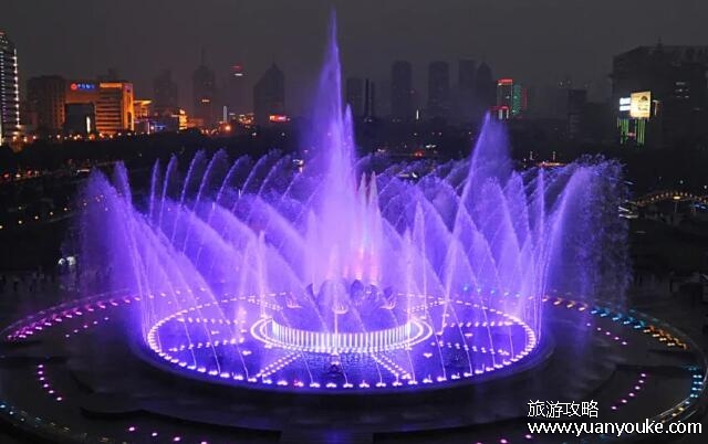 泉城广场喷泉时间，喷泉表演的三种时间(夜晚增加灯光更好看)